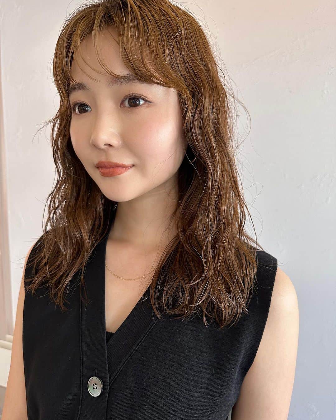 のインスタグラム：「. 前髪と上のほうだけパーマかけ直した♡  湿気ですぐに前髪ぺっちゃんこになるから この時期の前髪パーマは必須やな、、と ここ最近のジメジメで感じてる🥺☔️ . #ヘアスタイル #ヘア #ヘアアレンジ #パーマ #パーマ #パーマスタイル #髪型 #前髪パーマ #hairstyle #hair #hairarrange #perm #permstyle」