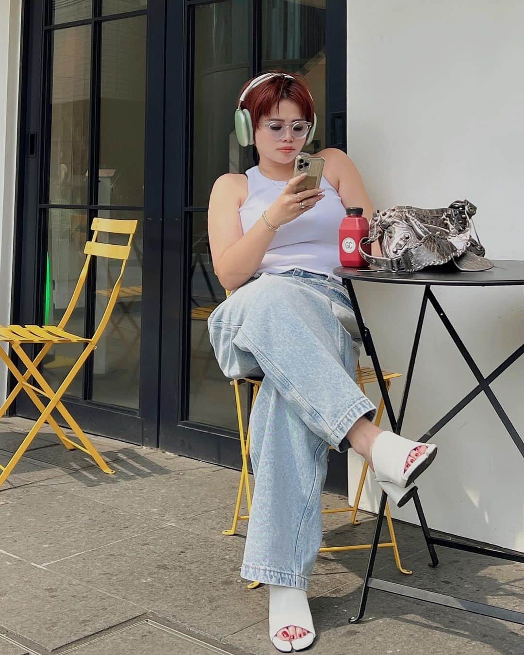 のインスタグラム：「⠀ 朝からベッドまわりを洗濯して🧺 プール行って、ヨモギ蒸し行って 帰宅して仕事...💭💻  ⠀ お天気も良くて、 どうやらいつも通りの俺に復活。  明日からまたハード×100のスケジュールを乗り越えてみせる😇  また明日から頑張ろうぜ、俺ら。  (デニムはもう少し修正してAWに出す予定🗓️)  tops/jeans/sandal @wonem_official  bag @balenciaga  sunglasses @snack.ngl × @kaneko_optical  🎧 @apple」