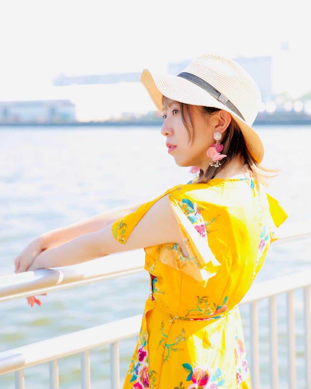 井上麗夢さんのインスタグラム写真 - (井上麗夢Instagram)「🌻  夏は大好きだけど 汗が止まらないから恥ずかしい！ でも汗を止める手術なんてしたくなくて、 汗っかきの自分が好きだったりする。笑  最近Twitterの仕様が変わって 表示される件数が制限されちゃって。  そしたら私の告知も届かないわけで。  演劇界とかってまだまだ Twitter界隈が多いと思うのよね。 だからかなしい…  でも、その分Instagramもがんばるね。 届いてほしいなぁ。 色んな人に色んな言葉が。  ⁡#海 #海撮影 #夏撮影 _ _ _ _ _ _ _ ⁡ ⁡ #맞팔　#데일리　#소통 #좋아요반사　#오오티디　	#패션 ⁡ #igers #tflers #ootd #fashion #hairstyle ⁡ #コーデ #ヘアアレンジ #撮影会 #撮影会モデル ⁡」7月2日 18時56分 - remu_inoue