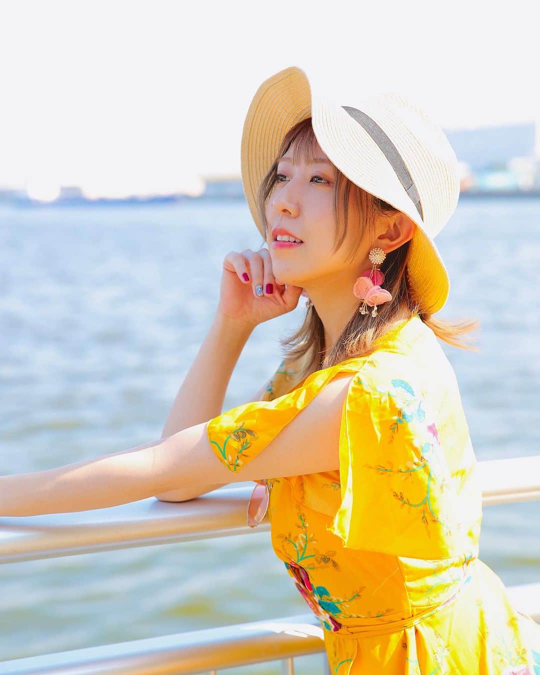 井上麗夢のインスタグラム：「🌻  夏は大好きだけど 汗が止まらないから恥ずかしい！ でも汗を止める手術なんてしたくなくて、 汗っかきの自分が好きだったりする。笑  最近Twitterの仕様が変わって 表示される件数が制限されちゃって。  そしたら私の告知も届かないわけで。  演劇界とかってまだまだ Twitter界隈が多いと思うのよね。 だからかなしい…  でも、その分Instagramもがんばるね。 届いてほしいなぁ。 色んな人に色んな言葉が。  ⁡#海 #海撮影 #夏撮影 _ _ _ _ _ _ _ ⁡ ⁡ #맞팔　#데일리　#소통 #좋아요반사　#오오티디　	#패션 ⁡ #igers #tflers #ootd #fashion #hairstyle ⁡ #コーデ #ヘアアレンジ #撮影会 #撮影会モデル ⁡」