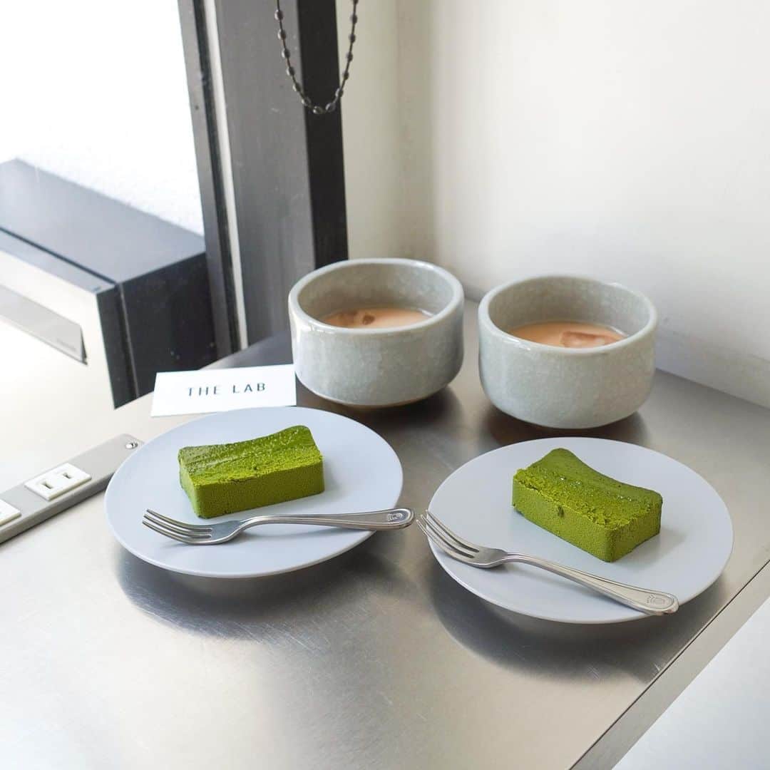 Aiのインスタグラム：「. 𖠿THE LAB TOKYO ⁡ 名古屋発のチョコテリーヌ専門店 @the_lab_tokyoから ˗ˏˋ抹茶のテリーヌが新登場 ˎˊ˗ ⁡ チョコテリーヌと比べると ねっとり濃密なのに 口に頬張るとスーッと とろける口溶けは健在✧* ⁡ 抹茶好きさんぜひお試しください𓌈˒˒ ⁡ 𓂃𓈒𓏸 menu 𓂃𓈒𓏸 ■THE chocola抹茶／¥1,500 チャイのペアリング付き ⁡ ˳◌* ┈ ┈ ┈ ┈ ┈ ┈ ┈ *◌˳ ⁡ THE LAB TOKYO @the_lab_tokyo @the_chocola_ @a.sawada 住所：東京都目黒区自由が丘2-9-8 ⁡ 来店の際は予約がおすすめ♩ ⁡ ˳◌* ┈ ┈ ┈ ┈ ┈ ┈ ┈ *◌˳ ⁡ ⁡ #pr #自由が丘カフェ #自由が丘 #自由が丘グルメ #自由が丘スイーツ #東京グルメ #東京カフェ #東京カフェ巡り #カフェ巡り #抹茶スイーツ #抹茶テリーヌ #teatime  #tokyocafe #cafestagram #matcha #matchalover #thelabtokyo  ⁡」