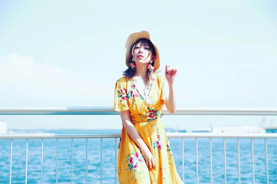井上麗夢のインスタグラム：「🌻  夏は大好きだけど 汗が止まらないから恥ずかしい！ でも汗を止める手術なんてしたくなくて、 汗っかきの自分が好きだったりする。笑  最近Twitterの仕様が変わって 表示される件数が制限されちゃって。  そしたら私の告知も届かないわけで。  演劇界とかってまだまだ Twitter界隈が多いと思うのよね。 だからかなしい…  でも、その分Instagramもがんばるね。 届いてほしいなぁ。 色んな人に色んな言葉が。  ⁡#海 #海撮影 #夏撮影 _ _ _ _ _ _ _ ⁡ ⁡ #맞팔　#데일리　#소통 #좋아요반사　#오오티디　	#패션 ⁡ #igers #tflers #ootd #fashion #hairstyle ⁡ #コーデ #ヘアアレンジ #撮影会 #撮影会モデル ⁡」