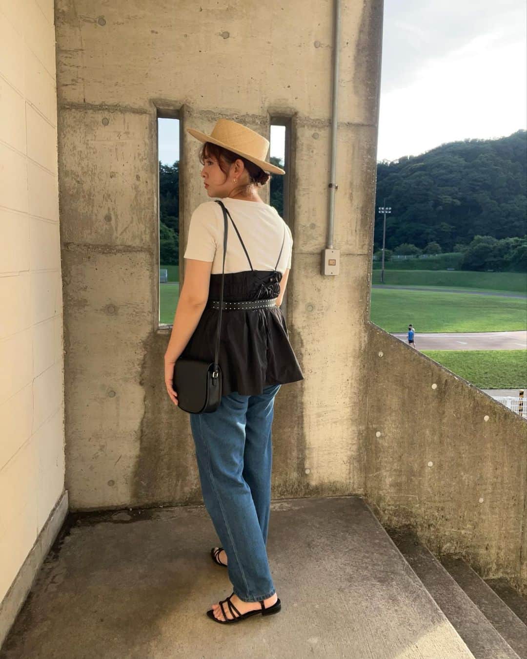 菅谷梨沙子さんのインスタグラム写真 - (菅谷梨沙子Instagram)「梅雨はどこへ…？と思う程暑い😵 本格的な夏が来るのが今からこわいよ。。  そんな今日のコーデはペプラムキャミソールトップスを着たくて組んだコーデ✌🏻 ロゴTとかと合わせて着ても可愛いけど、今日はシンプルに白Tにベルト。 好きだったなぁ〜このコーデ♡  ちなみにこのペルラムキャミソール、zozoでクーポン出ていた🫣🏷  @angie_vintage_official ❤︎  最近クーポンと合わせてSALEもやってるから、子供たちの服もいろいろ買っちゃった🤫  #angie #angie_vintage #angie_ootd #ママコーデ」7月2日 18時59分 - risako_sugaya