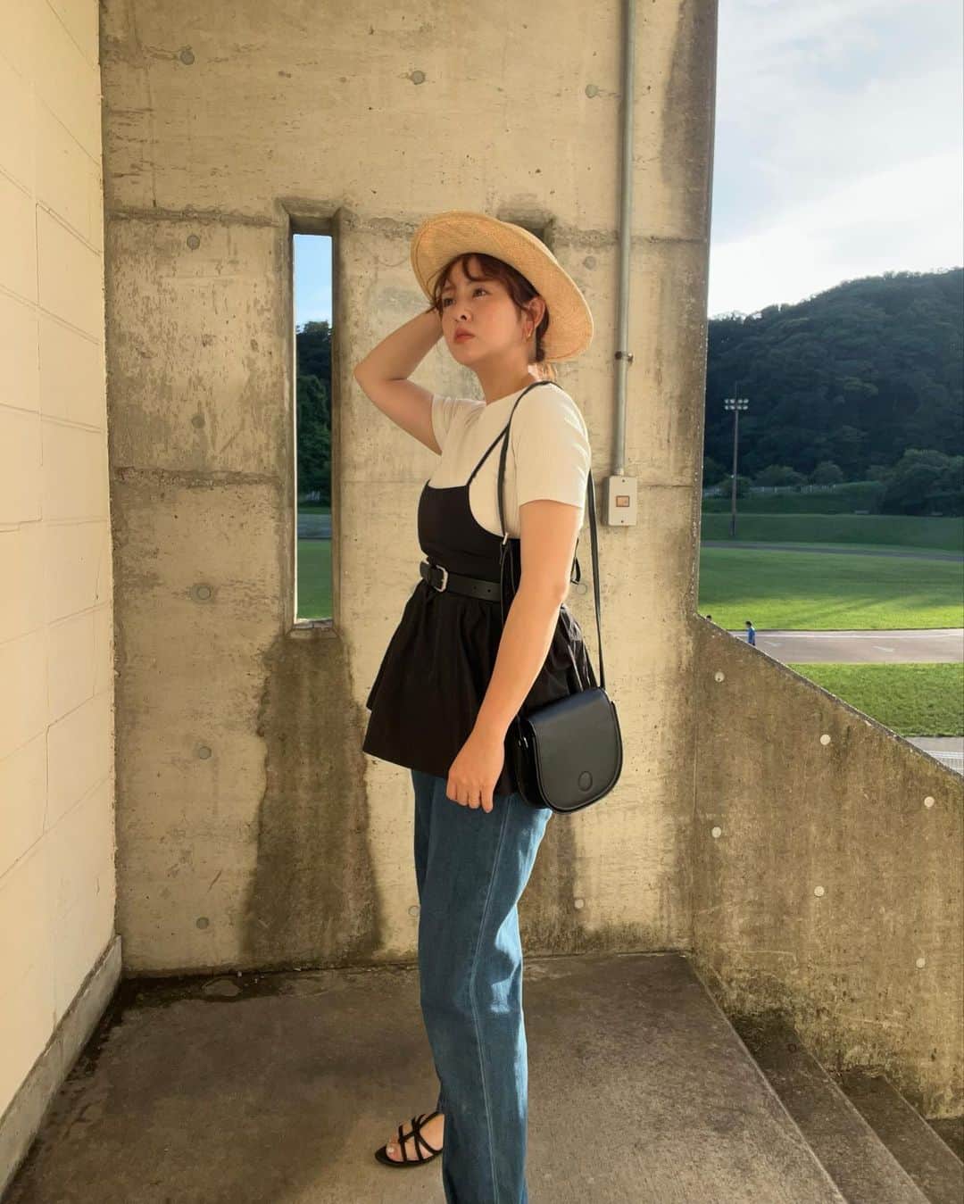 菅谷梨沙子さんのインスタグラム写真 - (菅谷梨沙子Instagram)「梅雨はどこへ…？と思う程暑い😵 本格的な夏が来るのが今からこわいよ。。  そんな今日のコーデはペプラムキャミソールトップスを着たくて組んだコーデ✌🏻 ロゴTとかと合わせて着ても可愛いけど、今日はシンプルに白Tにベルト。 好きだったなぁ〜このコーデ♡  ちなみにこのペルラムキャミソール、zozoでクーポン出ていた🫣🏷  @angie_vintage_official ❤︎  最近クーポンと合わせてSALEもやってるから、子供たちの服もいろいろ買っちゃった🤫  #angie #angie_vintage #angie_ootd #ママコーデ」7月2日 18時59分 - risako_sugaya