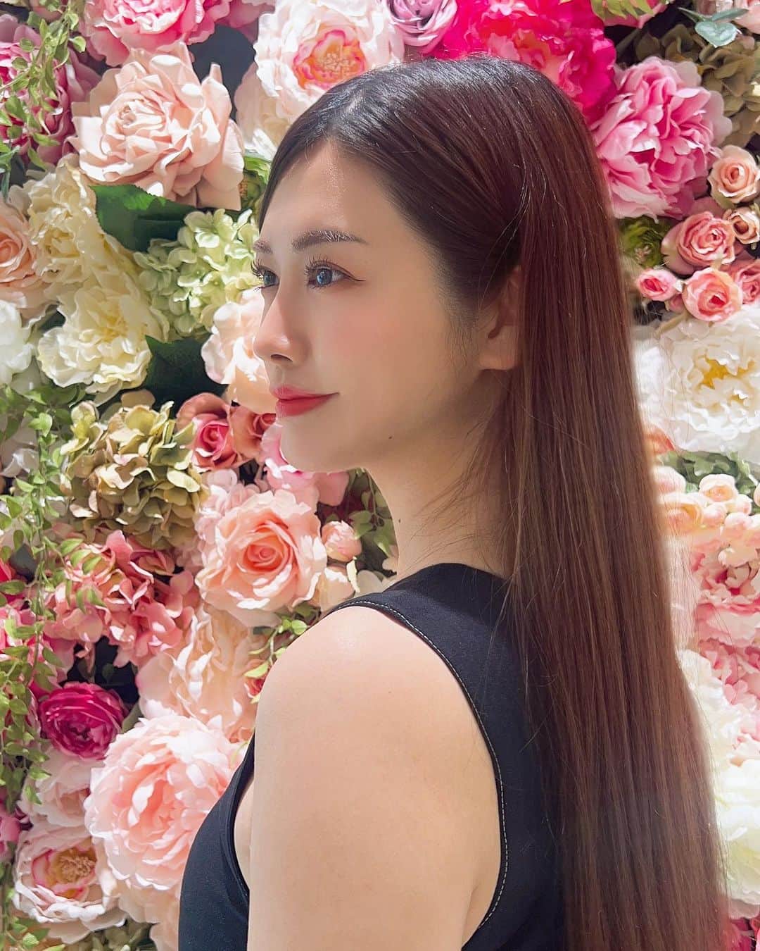 のインスタグラム：「酷い肩こりで頭痛や目眩に悩まされています😭 暑くなってキャミソールや薄着の服を切ると筋肉が盛り上がり、歪なフォルムになっていて首も短く見えていました…  #ボトックス　で筋肉の張りを緩和させるとこれらの悩みから解放されると聞き今回は　東京ブランシェクリニック　@tokyoblancheclinic さんへ行って来ました！！ 痛みに弱いので怖かったのですが、しっかり冷やしてくたので全然平気だったな🥺 術後も針跡にうっすら血が滲むくらいですぐ何もない肌に✨  肩凝りは2、3日後から徐々に楽になってきて、見た目もモコっと盛り上がっていた首から肩のラインもなだらかで綺麗になり大満足です💕 院内もお花のオブジェがあったりとても綺麗で気分が上がってあっという間の施術でした。  まだ更に効果が出るらしいので楽しみに過ごそうと思います！  #pr #インフルエンサーワークス #東京ブランシェクリニック #tokyoblancheclinic」
