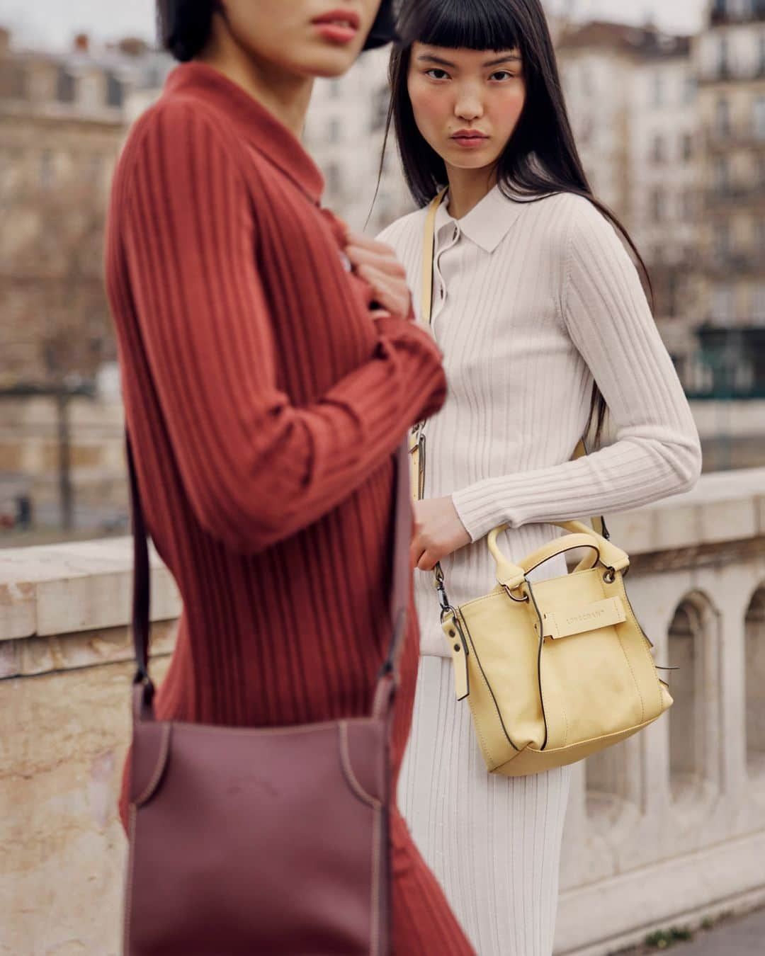 Longchampさんのインスタグラム写真 - (LongchampInstagram)「Mix and match.  Collection #LongchampFW23 Bags: #LongchampFoulonne and #Longchamp3D Ready-to-wear: @longchamp  Photographer: @louisemeylan Stylist: @leameylan Hair stylist: @cyril.lanoir Make-Up artist: @manu_kopp  Model: @bonnienow1 and @vivicazotti  #parisianstyle #friendshipgoals #parisfashion #outfitinspiration #lifestyle #streetstyle #readytowear」7月2日 19時00分 - longchamp