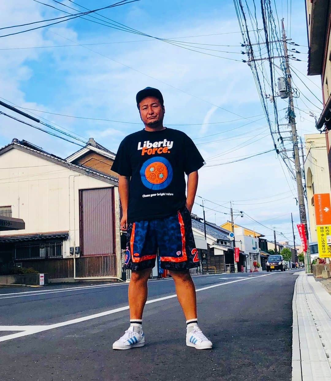 石山大輔のインスタグラム：「出雲に行ってきました！！  ダンサーに繋がりがあるということでダンソンことバンビーノが呼ばれたそうです。  去年はコウメ大夫さんがマイケルを踊ったとか何とか。  キッズダンサーから高校生まで参加して、1100人ほどのお客さんたち。 ネタ時間30分もあると言った時は会場はどよめいてましたが。  蓋を開けたら、予定された島根トークをすることもなく無事に終わりました！  そして、 ずっと待ち望んでいた新作が届いた為、すぐに着用しました！ #libertyforce   ポケットにチャックが付いているのが僕としては何気に嬉しいです。　 履き心地もよく、移動ばかりの僕にとっては申し分なし！ 夏のシンプルな格好にインパクトを与えてくれるのでこれはかなり履きそうです！  出雲そばの3段そばを食べたんだけど、3色そばとはまた違うみたい。  おじさん、三食そばの感じで食べたかったのかも。 藤田が食べてた釜揚げそばが美味そう過ぎた。  また地方へ行ったら更新しよう。  #ダンソンとダンサーはちゃうで #呼んでくれてありがとうございます  #6歳の女の子ダンサー可愛かったな #自分に娘がいたらもっと可愛いだろう #私服派手 #アントニー曰くギリギリでマリファナやってない人のファッションらしい #バンビーノ #芸人 #地方巡業 #地方の方これからの夏イベントにぜひ呼んでね #リバティーフォース #libertyforce  #libertyforceokinawa」