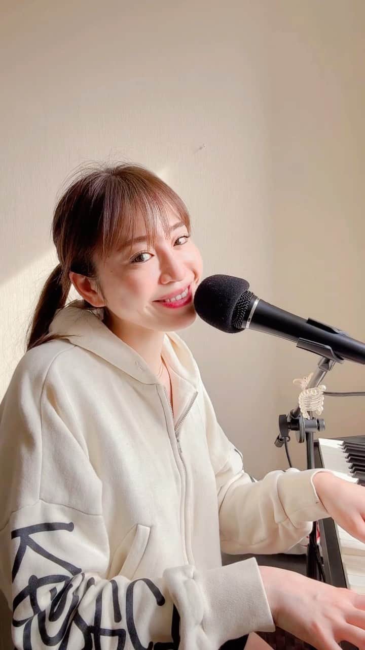 ericaのインスタグラム：「弾き語りで歌ってみました💛  #erica_ガンバレ #弾き語り」