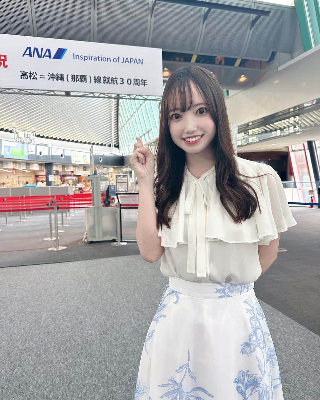 石井奏美のインスタグラム：「🌺お知らせ🌺  この度ANAの高松-沖縄(那覇)線が就航30周年を迎えたということで…  沖縄の魅力をPRする 「高松一那覇線就航30周年記念PR大使」 に選んでいただきました🏝️  夏そして秋と沖縄へ行き、 その楽しさを思いっきりリポートしてきます🎤  第一弾は明日からロケに出発！ 7月29日(土)のシアワセ気分で放送予定です✈️  SNSでも投稿していきますので、 お付き合いいただけると嬉しいです🙇‍♀️  どうぞよろしくお願いします🏖️  #岡山#香川#高松#沖縄#アナウンサー #okayama#kagawa#okinawa#japan#✈️」