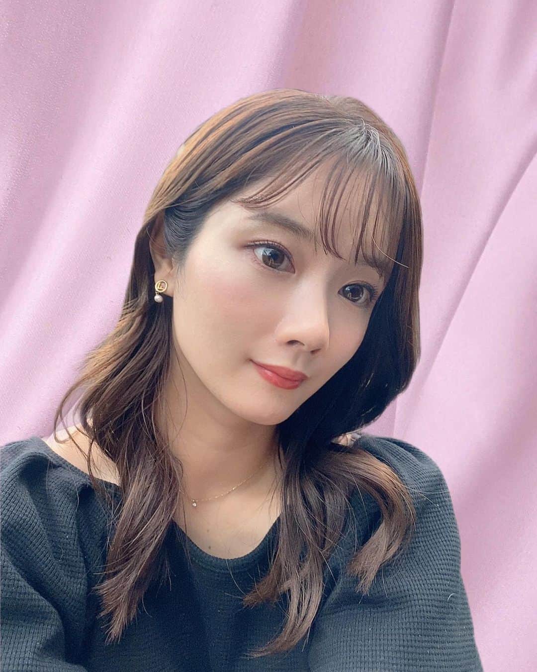 畠中清羅 のインスタグラム：「_  先日縮毛矯正&hair color🍐  縮毛矯正してから髪の毛褒められる事増えたし 何より朝起きて楽すぎて最高なの🥺💕  いつもお願いしてる @newstyle_aila さんへ🌿  ありがとうございました♡  #縮毛矯正#髪質改善#ヘアカラー#hair#グレージュカラー」