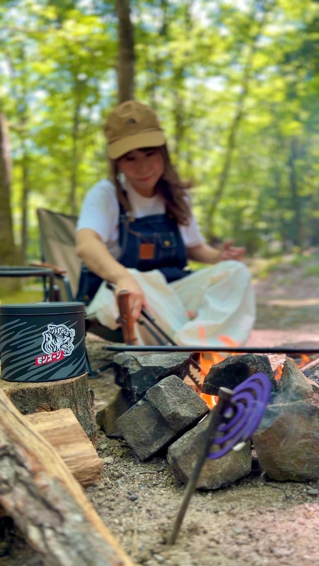 のインスタグラム：「虫がでてくる季節になってきて蚊にさされたりするのほんといや🥹💦💦  そんな私の虫対策は  『アース虫よけ線香　モンスーン』  夏の季節に蚊取り線香あちこちにおくので  モンスーン線香が50巻入って保管できるブリキ製の専用保存缶、 『アース虫よけ線香　モンスーン』を持参🥰  便利だし近くにそっと置いててもマットブラックを基調とするスタイリッシュデザインなのでいい😁👌  アース虫よけ線香　モンスーン アース虫よけ線香　モンスーン保存缶  今ならAmazonで限定販売でしてるよ✨✨  #モンスーン #モンスーン缶 #PR  #camp #キャンプ　#アウトドア  #outdoor#直火okなキャンプ場  #焚き火#焚き火女子　  #ソロキャンプ#女子キャンプ」