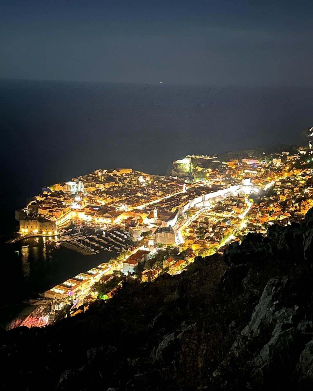 新田朝子のインスタグラム：「Last night with amazed view🧡 Looks like Hakodate a little bit?🤔  #travelphotography #lovetravelling #croatiatravel #croatia #duvrovnik #adriaticsea #worldheritagesite #june2023   #ヨーロッパ #ヨーロッパ旅行 #海外在住 #海外旅行好きな人と繋がりたい #クロアチア #ドブロブニク #アドリア海 #世界遺産 #🇭🇷」