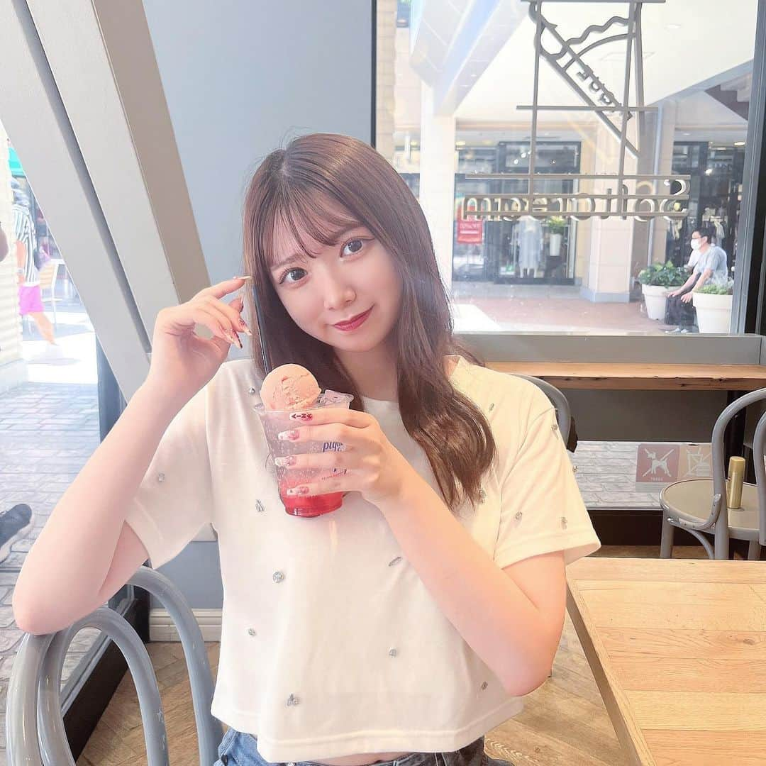 薮田こもものインスタグラム：「キラキラついてる服すき🫰🏻🤍 ̖́-  スイカです🍉♡さすがに夏すぎるねっ   #gelatopiquecafe #piquecafe #niceclaup」