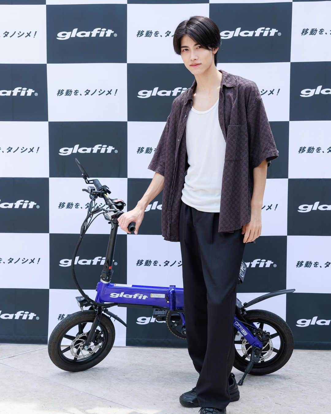 中野晴仁のインスタグラム：「glafitさんの特定小型原付のイベントに参加しました🚲 これから一般原付のGFR-02のように新たに台頭してくる、原付と自転車が一体化した新しい乗り物にワクワクしました！ 試乗をした感想は、風が気持ち良く、乗り心地が良くて、とにかく楽しかったです！！  そして7月8日（土）〜7月9日（日）に試乗会が開催されます！  【GFR-02試乗体験会/一般原付タイプ】 📅7月8.9（土日） 🕛11:00～17:00 📍b8ta Tokyo - Yurakucho  皇居外周コースをツアー形式でじっくり走れる試乗会で、初めての方にもglafitさんのスタッフが色々教えてくださるので、安心です！ 参加は完全予約制で、参加費無料です！  予約は @enjoy_glafit 公式アカウントや、LINEを登録してください！ その他の日程もあるので、是非公式をチェックしてみてください♪  #glafitバイク #二刀流バイク #モビチェン #特定小型原付 #GFR02 #ハローサイクリング #PR」