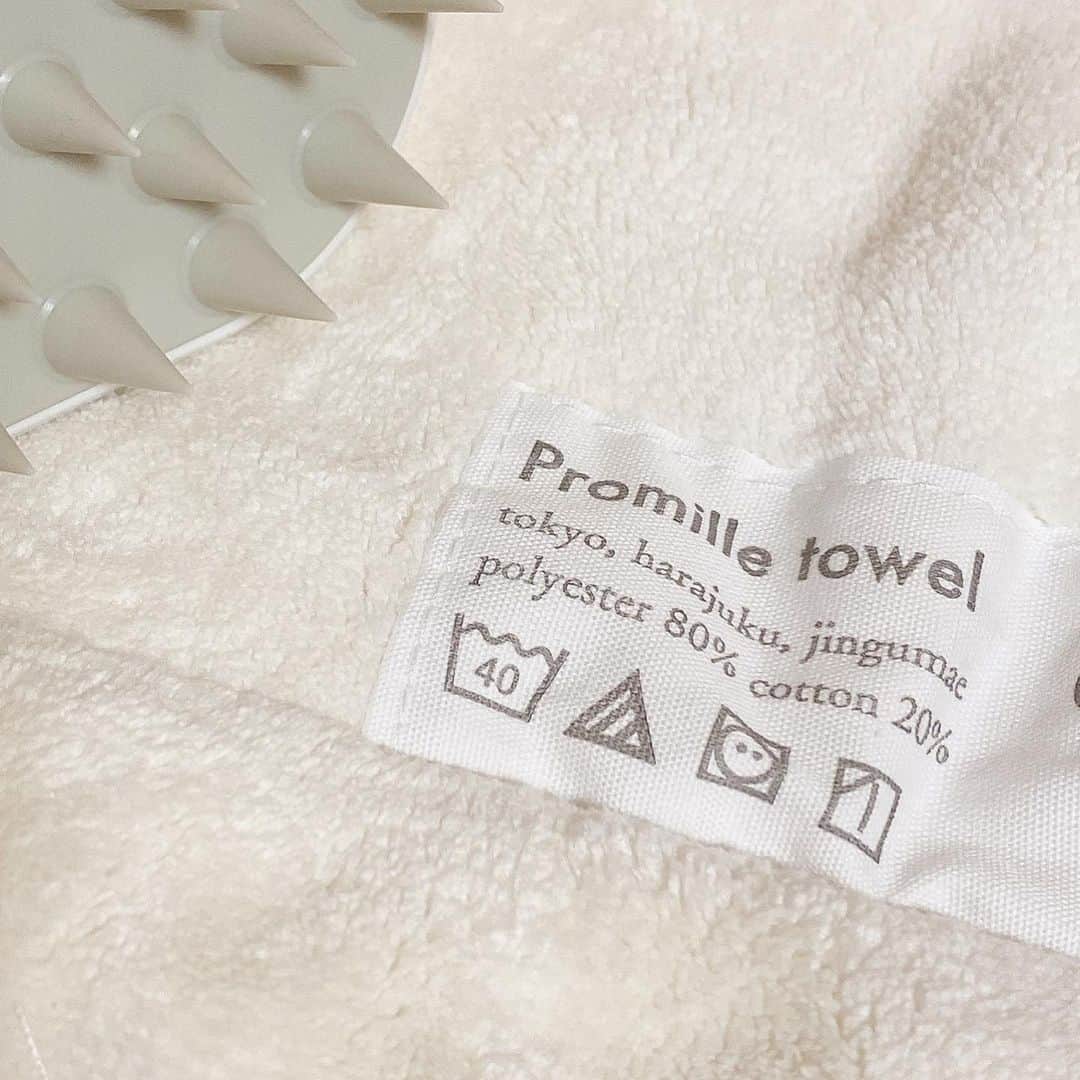 mizukiさんのインスタグラム写真 - (mizukiInstagram)「.  お風呂のシャンプータイムが 癒しの時間になった🛁🫧  このプロミルシリーズのブラシは シャンプーの時に頭皮ケアとして使ってる🚿 シリコンは硬すぎず柔らかすぎず 程よい刺激でかなり気持ちいい💆🏻‍♀️  使った後はすっきりさっぱりして もう無いと無理かもしれない💆🏻‍♀️笑  そしてこのタオルはふわっふわなのに 吸収力が高いから毛量の多い私にとっては ドライヤーが楽になったしかなり気に入った🧖🏻‍♀️  そして洗濯後も乾くのが早くてイイ！  頭皮ケア、お風呂を癒しの時間にしたい人 爆裂におすすめします🛁🩵🩵🩵  PR @promille_official #頭皮ブラシ #エイジングケア #頭皮ケア #ヘアケア用品 #ヘアケアグッズ #ヘアタオル #プロミルカルテ #プロミル #頭皮 #お風呂 #癒し #ヘアケア #ヘアブラシ #お風呂上がり #お風呂タイム」7月2日 19時08分 - mizukich13