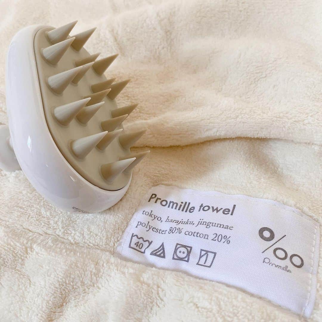 mizukiのインスタグラム：「.  お風呂のシャンプータイムが 癒しの時間になった🛁🫧  このプロミルシリーズのブラシは シャンプーの時に頭皮ケアとして使ってる🚿 シリコンは硬すぎず柔らかすぎず 程よい刺激でかなり気持ちいい💆🏻‍♀️  使った後はすっきりさっぱりして もう無いと無理かもしれない💆🏻‍♀️笑  そしてこのタオルはふわっふわなのに 吸収力が高いから毛量の多い私にとっては ドライヤーが楽になったしかなり気に入った🧖🏻‍♀️  そして洗濯後も乾くのが早くてイイ！  頭皮ケア、お風呂を癒しの時間にしたい人 爆裂におすすめします🛁🩵🩵🩵  PR @promille_official #頭皮ブラシ #エイジングケア #頭皮ケア #ヘアケア用品 #ヘアケアグッズ #ヘアタオル #プロミルカルテ #プロミル #頭皮 #お風呂 #癒し #ヘアケア #ヘアブラシ #お風呂上がり #お風呂タイム」