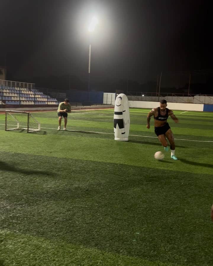 メンフィス・デパイのインスタグラム：「🦁🇬🇭⚽️💜」