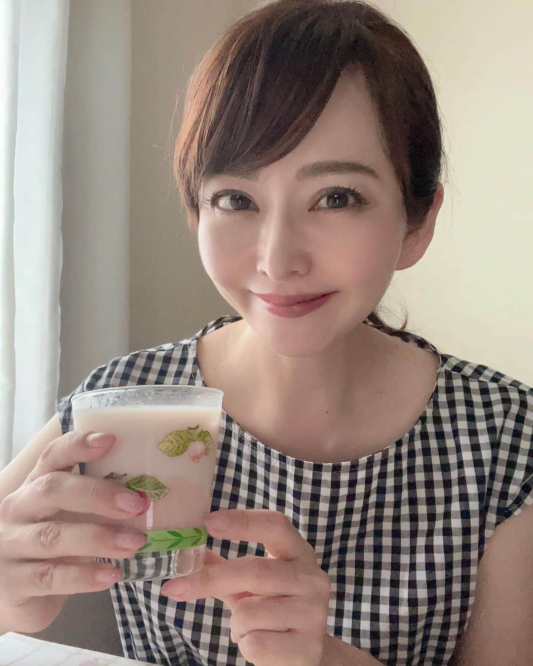 森雅子さんのインスタグラム写真 - (森雅子Instagram)「✨✨✨  こんばんは。  初めての『生甘酒』体験✨  京都伏見にある自家製甘酒専門店 AMAZAKE HOUSEの生甘酒。  @amazake_house   私達が普段飲む甘酒は、日持ちさせる為 85度以上で加熱殺菌されていますが  AMAZAKE HOUSEの『生甘酒』は 発酵後に火入れ行わず  一晩寝かせて美味しくなった生甘酒を パウチに詰めて冷凍にしたもの。　  冷蔵庫で自然解凍して飲みます。  そのままで飲めますが 私は豆乳で割って飲むのがお気に入り😊  プレーンや、玄米、抹茶、イチゴ、 ピーチパイン味など色々ありますが  特にオススメしたいのが期間限定の ピーチパイン💕  スッキリした生甘酒の甘さと ピーチパインの爽やかさ＆豆乳で クリーミーで美味しい〜  「飲む美容液」とも言われる甘酒。  食物繊維や必須アミノ酸、オリゴ糖や ビタミンB群など、 夏バテ予防や疲労回復によい栄養素も たっぷりです。  甘酒って冬に飲むイメージでしたが 暑い夏に美味しくて冷たい甘酒が 飲めるなんて最高✨  ノンアルコール、ノンシュガー 無添加。  贈り物にも喜ばれそうです。  ・ ・  #PR @amazake_house  #AMASAKEHOUSE #京都 #伏見 #生甘酒 #甘酒 #甘酒専門店 #飲む美容液 #美容好き #甘酒スムージー  #甘酒生活 #あまざけ  #甘酒豆乳 #甘酒ダイエット  #甘酒好き #発酵食品  #腸活 #インナーケア #美活」7月2日 19時08分 - mako_marie_an