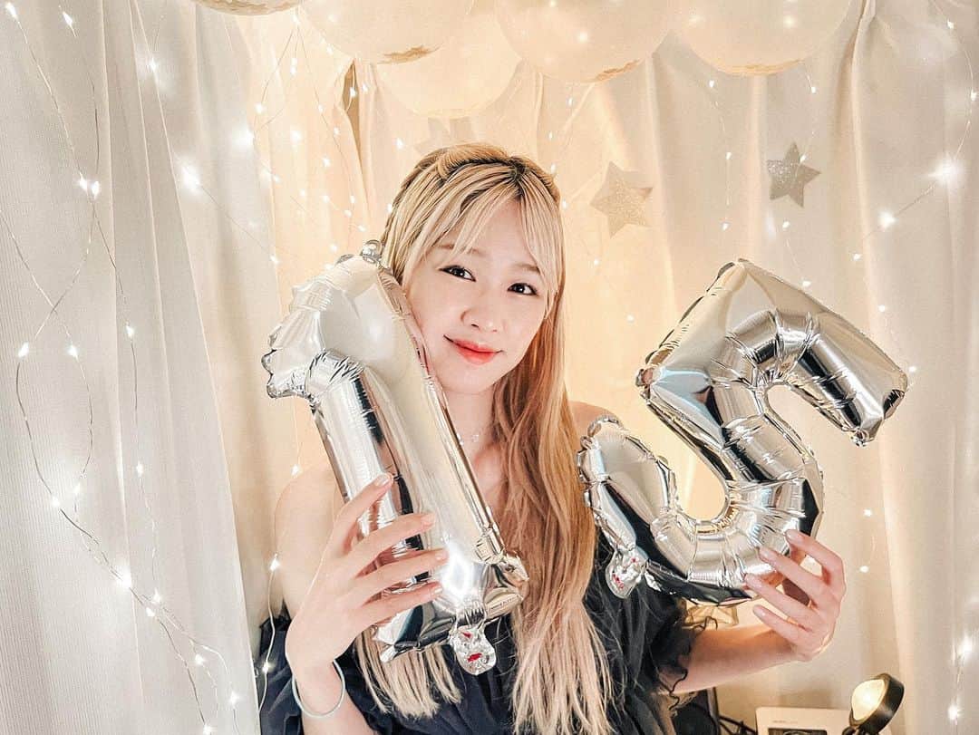 浅場佳苗のインスタグラム：「2023.7.2 デビュー15周年💎 わたしの音楽を見つけてくれて、 そっと耳を傾けてくれて、 心を寄せてくれたみんなのおかげで、 今日という日を迎えることができました🥲✨  ひとつ、またひとつと夢が叶ったり、 音楽を通してみんなとかけがえのない経験を、 たくさんさせてもらって、 今日もこんなにあたたかい気持ちで、 音楽を奏でられること。 ミュージシャンとしてとっても幸せです。  大きな愛を、応援を、 本当に本当にありがとう.. ！🤍  ・  15周年イヤー前半(今年の下半期)の目標は、 「東京、大阪 and moreツアー」を、 みんなと大きな笑顔で完走すること！！！  ここ数年ずっと夢見てきた、 東京以外の場所でのライブ。 初めてのツアー.. ！  それに向けたクラウドファンディングも、 来月末ごろスタート予定です❤️‍🔥❤️‍🔥❤️‍🔥  音楽を通してみんなとドキドキ、ワクワク、 たくさんのことに挑戦しながら、 一緒に大きく成長していけますように。 精一杯、頑張ります！  15周年もよろしくお願いします！！！✨ #tokyo #japan #dancemusic #dancepop #edm #singer #songwriter #シンガーソングライター #フレキシタリアン #動物愛護 #サスティナブル #エコ #地球にやさしいミュージシャン #愛犬家 #浅場佳苗」