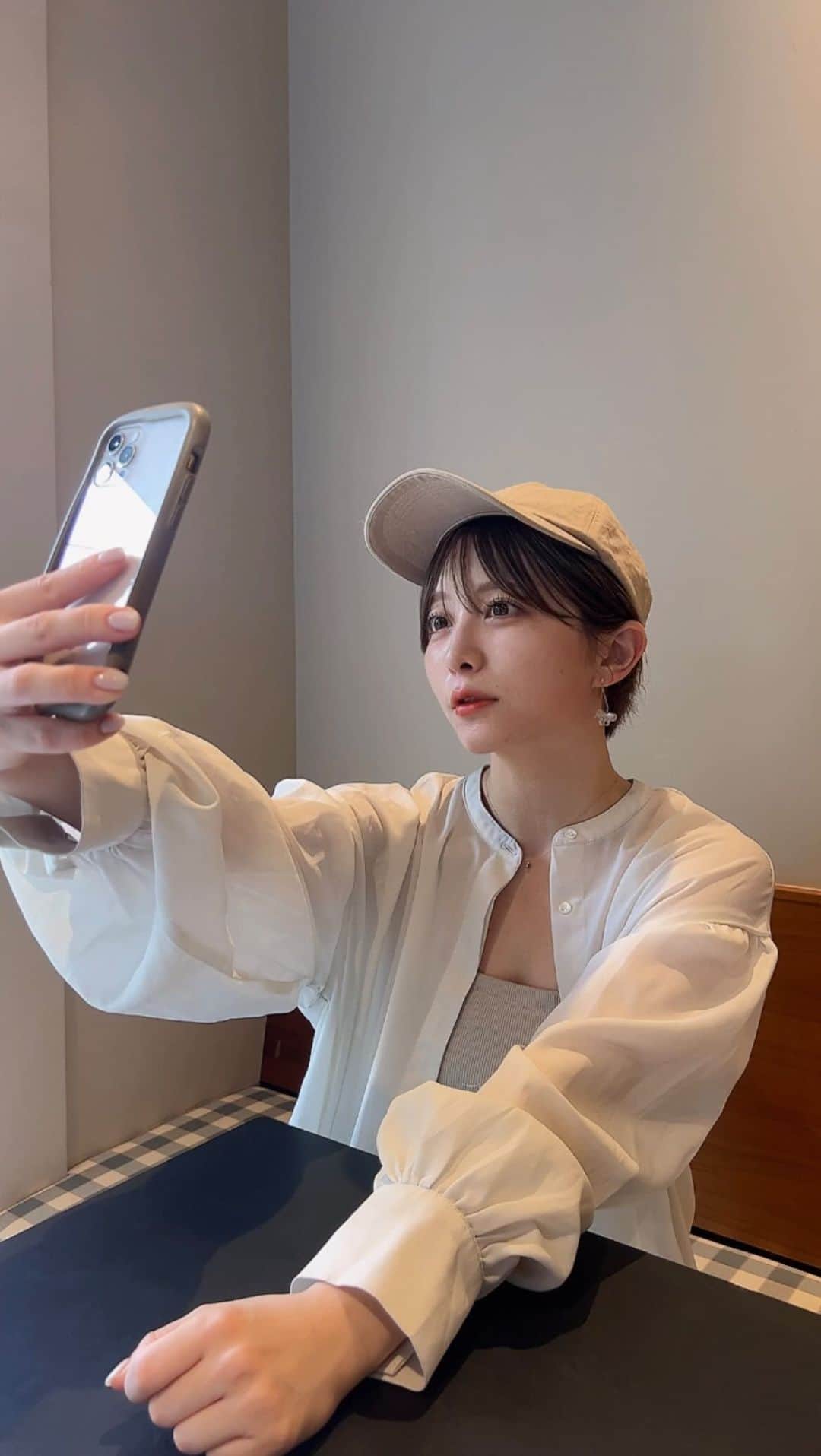 のインスタグラム：「毎日メイク 🌸 無加工姿で失礼します🫥  最近お仕事でしか人と話さないから、声ありリール話させてくれ〜🫨✨ 少し抜けてるところもご愛嬌、ということで🫨🫨🍥  いつも使ってるコスメは エイジングケアとか透明感を意識したチーム構成⛹🏻‍♀️🪄  ① @norganic_official ベースクリアUVプロテクター ② @tirtir_official MASK FIT RED CUSHION ③ @ririmew_official シアーマットシェーディング01 グレージュトーン ④ @didion_beauty リキッド アイシャドウ02 The Salmon Dance ⑤ @pola_official_jp ディエム クルール カラーブレンドアイブローマルチパレット ⑥ @fasio.official パーマネントカール フィクサー 01 レッドブラック  ⑦ @haomii_official melty flower lip tint 01 lemon cookie   #メイク #メイク動画 #ブルベ夏 #イエベ春 #透明感メイク」