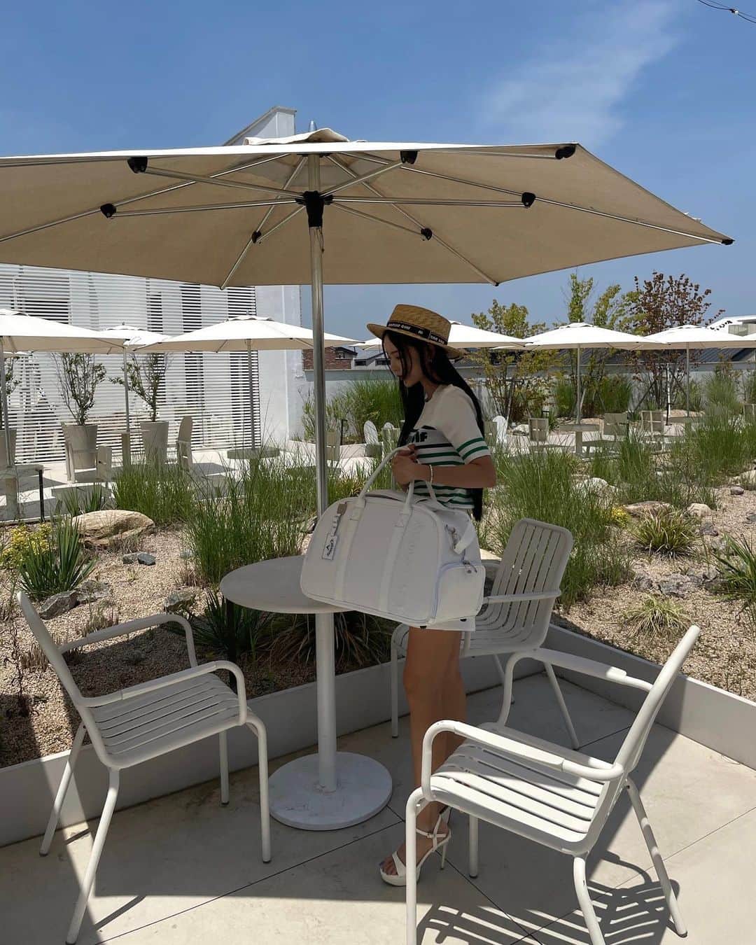 キュリ のインスタグラム：「#광고  Golf wear but make it a daily date look!✨ @martine.golf 🌴🐚🌴🐚」