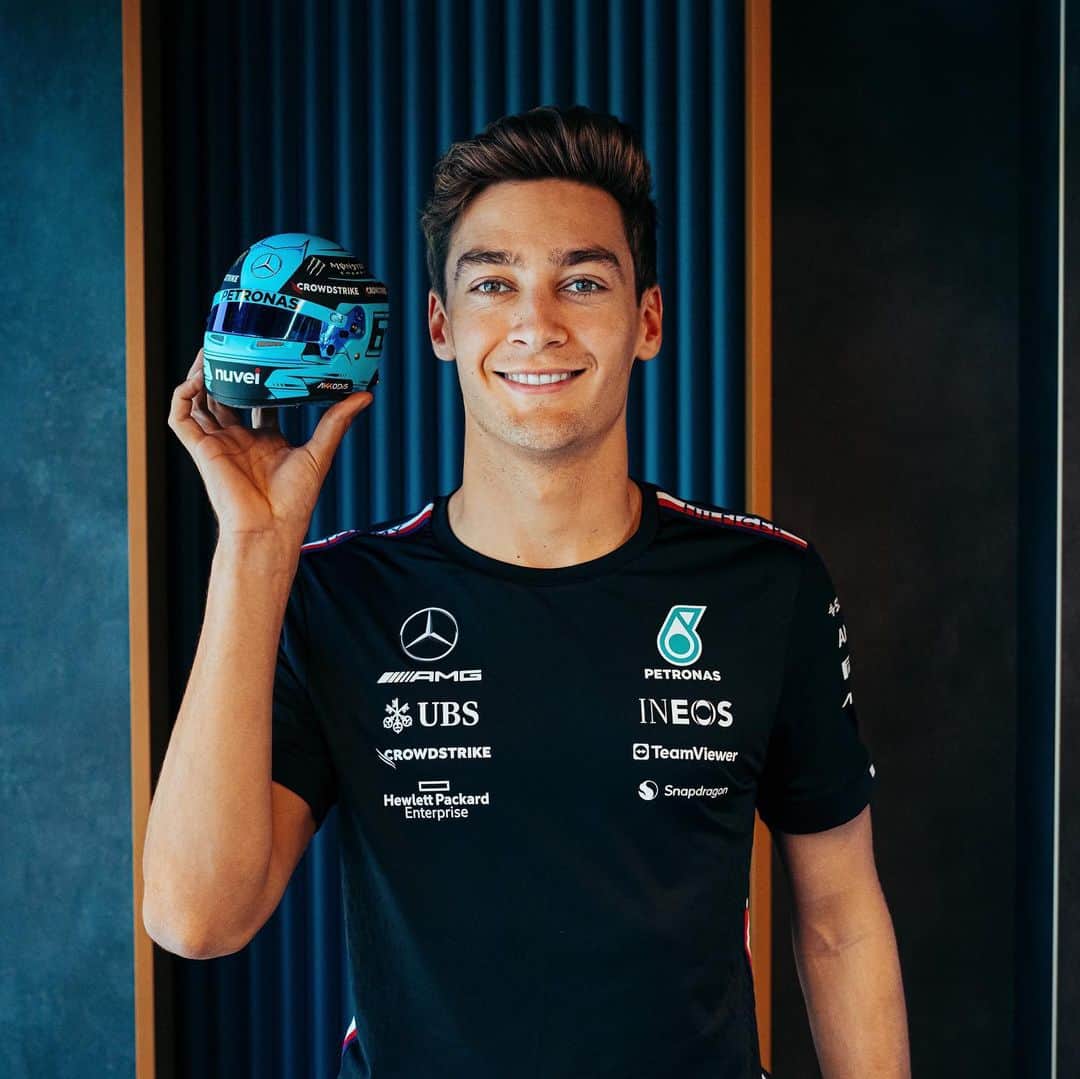MERCEDES AMG PETRONASさんのインスタグラム写真 - (MERCEDES AMG PETRONASInstagram)「George's Mini Replica Helmet is now exclusively available on the Team Store. 💙  Link in bio. 📲」7月2日 19時13分 - mercedesamgf1