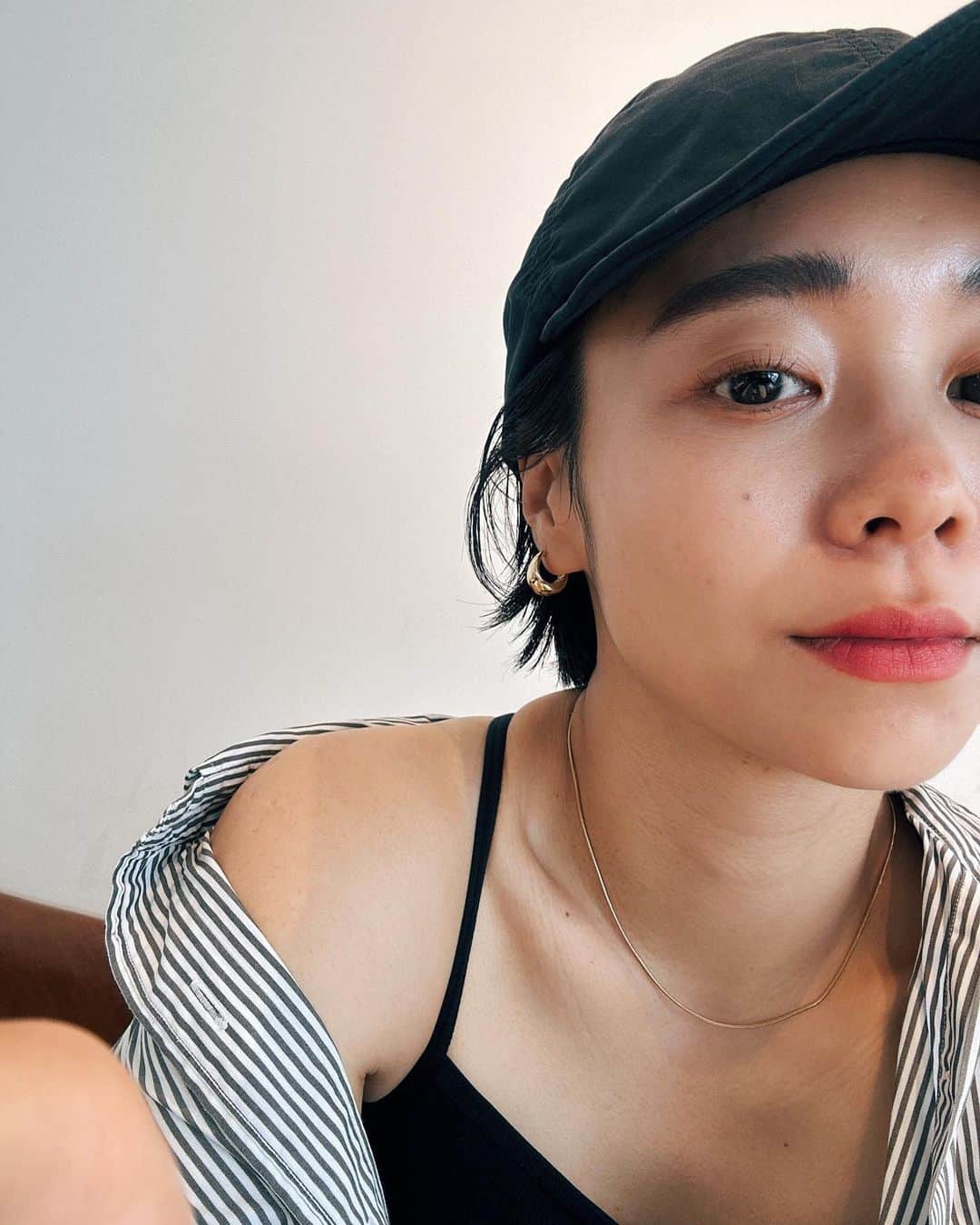 忍舞のインスタグラム：「鼻のてっぺんに吹き出物。。。 レディースデイに吹き出物出やすい。  バイカーショーツ楽だし涼しいな。  #しのぶんコーデ #バイカーショーツコーデ」