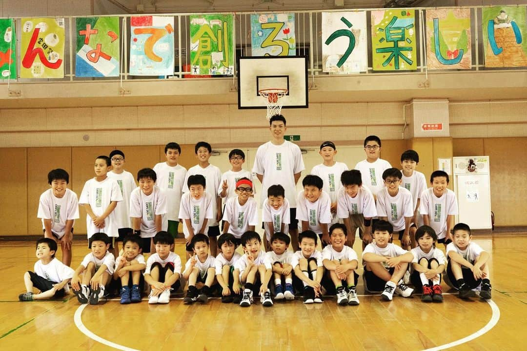 石井講祐のインスタグラム：「【SAMURAICAMP2023】 🏀宮田小学校MBC🏀 毎年参加している子供達の成長を感じる時間でした！ 👕　@b_funabashi  👟　@asics_japan  📷　@mynameisakira #サムライキャンプ #SAMURAICAMP #石井講祐」