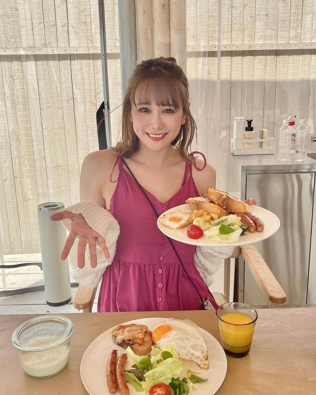 日向カンナのインスタグラム：「こんな朝ごはんがお家でも作れる人になってみたいなぁ〜☺️💕 可愛くキッチンに立ってみた的な動画になりました😋へへ、初めてで嬉しい〜！  和食や中華が好きだから、お家で作るご飯は、いつも定食屋さんみたいにボリューミー系になる私なのです🍚笑  カンパーニュとフレンチトースト、初めて作りました🥰 きゃっ！これで私も女子の仲間入りです🤗  @an.eland  #グランピング #朝ごはん #キャンプ #和歌山 #初めての #白浜  #원스 #데일리패션  #소통 #데일리룩 #일상  #japanease #좋아요  #japan #wakayama #大人可愛い #大人女子 #ビジョビ  #インフルエンサー #タビジョ #笑顔が一番  #ありがとう  #旅 #旅インフルエンサー #旅スタグラム #旅を仕事に #旅するダンサー #日向カンナ」