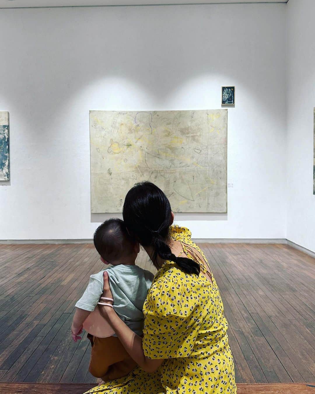 チョン・ヘビンのインスタグラム：「아기와 전시회 나들이👨‍👩‍👦  최우작가의 개인전을  인사동에서하고 있어서 벼르다가  전시 마지막 일주일 남겨두고 왔네요 아이에게 보여주고싶은 멋진 이야기가  담겨있는 전시라 더 특별했던😊 자세히 보아야 보이는 많은 것들이 있기에 시간 되심 한번 가보셔요💚 @woochoi_art #토포하우스갤러리   더운데도 호기심 가득한 얼굴로  열심히 세상을 관찰하고  만나는 사람마다 꺄르르 웃어주고  식당에 가서도 엄빠 밥 먹을때까지 조용히 기다려주는 착한 아들 덕분에 체력은 거덜 났지만 마음은 쌔삥입니다🤪」