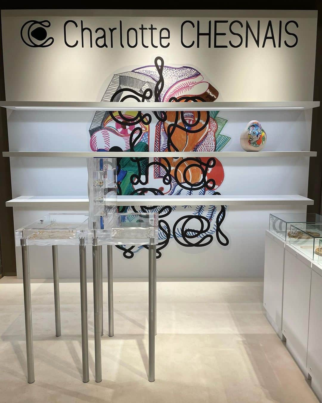 TOMORROWLAND 渋谷本店さんのインスタグラム写真 - (TOMORROWLAND 渋谷本店Instagram)「. ALPHAJEWELS IN ALPHACELL - 26 letters as 26 jewels A swirling collaboration between Charlotte CHESNAIS and M/M(Paris)  Charlotteがデザインした「double-C」から始まりました。文字でもなくロゴでもない、この作品をM/M(Paris)に見せたところ、すぐにインスパイアされ、アルファベットネックレスのコラボレーションが始まりました。  トゥモローランド 渋谷本店では、6月29日（木）から7月26日（水）までの期間中、『Charlotte CHESNAIS ALPHAJEWELS POP UP STORE』を開催いたします。   現在フランス・パリの直営店でのみ展開しているアルファベットネックレスを、アジア初としてローンチいたします。  ぜひこの機会に店頭にお越しくださいませ。  ALPHABET NECKLACE (gold) ¥70,070-  Charlotte Chesnais/ フランス・パリ発のアクセサリーブランド。 芸術的な彫像を彷彿とさせるアブストラクトなデザインと、バランスの取れたフォルムが特徴です。またジュエリーは、シルバー・ヴェルメイユ・18Kゴールドを用いながら、フランス屈指の職人によって1点ずつハンドメイドされています。  M/M(PARIS) / 1992年、Michael AmzalagとMathias Augustyniakによってアート&デザインスタジオとして設立されたM/M(Paris)は、長年にわたり高級ブランドや文化施設、ポップスター、現代アーティストなどのアイデンティティを幅広く制作してきました。タイポグラフィや写真、ドローイングといった精巧なビジュアル言語を駆使し、個性的かつ実験的でありがら、一貫したアプローチを共有し、横断的な分野で活動しています。  @charlottechesnais  @tomorrowland_womens  #charlottechesnais」7月2日 19時28分 - tomorrowland_shibuya