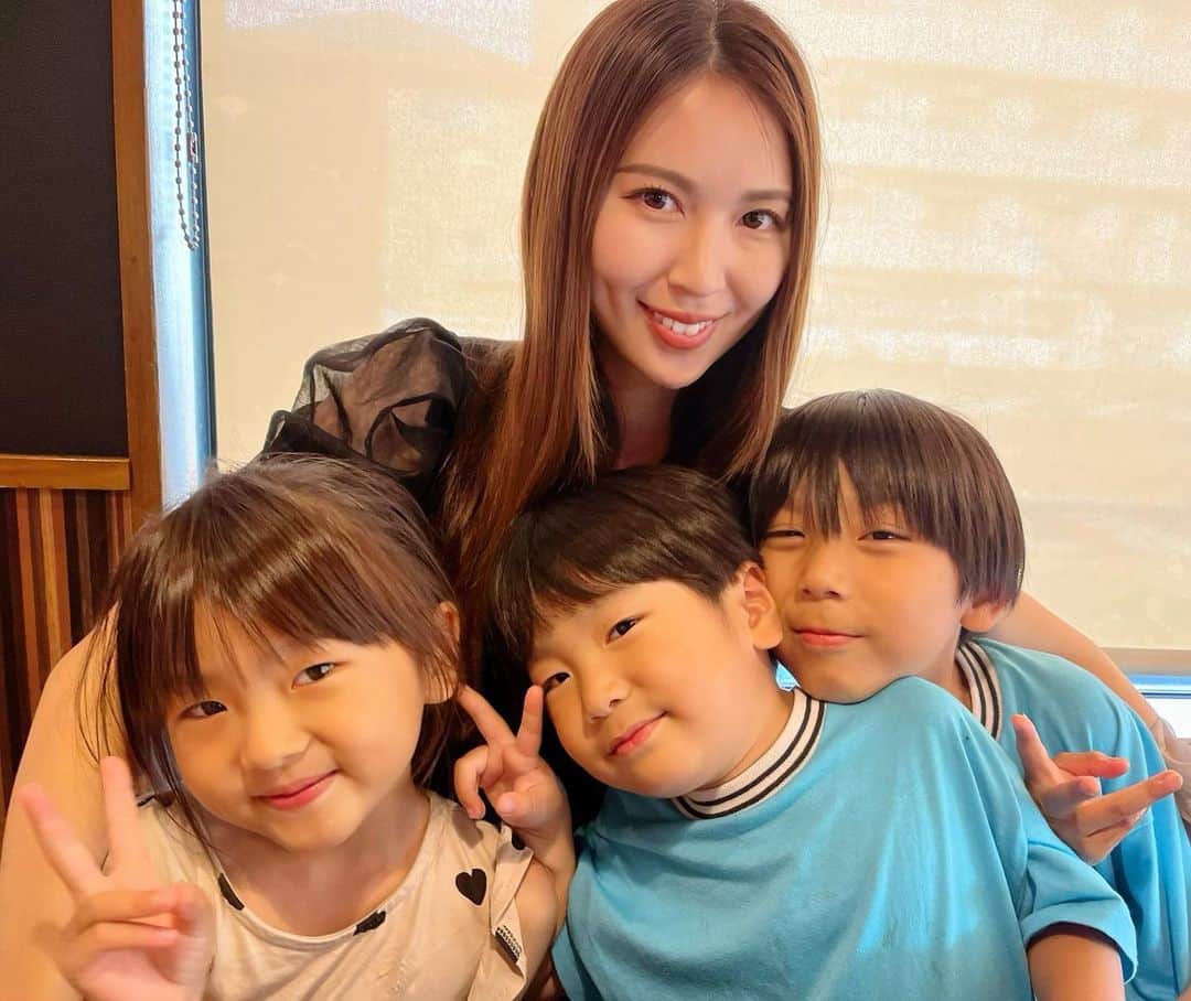 菊地あやかのインスタグラム：「. . ついに20代卒業して30になりました⸝.⋆ 沢山のおめでとう有難うございました🥹 DMもしっかり読んでます！！！ 消えないようにスクショしてる。← 優しさと愛で溢れてて本当に幸せ者。 みんないつもありがとう🥲💓💓  30代も楽しんでこ🫶🏻🫶🏻🫶🏻  いつまでママの横がいいー！！ って取り合いしてくれるんだろ。 意地でも場所を譲らない次男👦🏻笑  #0630#30歳になりました#HBD」