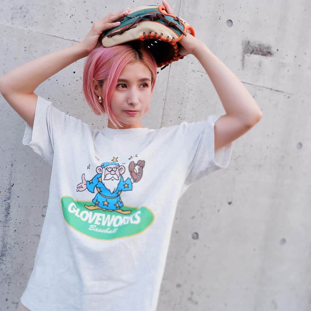 加藤優のインスタグラム：「YouTubeの企画で作っていた マイラベルのNEWグローブ⚾️  続編はまたYouTubeにアップします👍  Tシャツは @gloveworks_official さんから プレゼントしていただきました🎁 Thank you☺️✨  #gloveworks #グラブワークス #女子野球 #womensbaseball #グラブオーダー」
