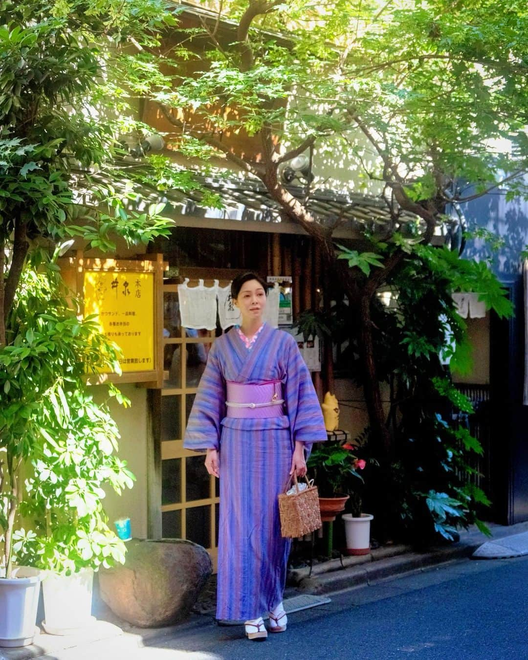 川原亜矢子のインスタグラム：「上野広小路を散歩しました。 #tokyo #ueno #porkcutlet #movie #kimono #上野 #井泉本店 #上野精養軒 #ロケ地 #川島雄三  #映画 #喜劇とんかつ一代 #着物 #日常着物」