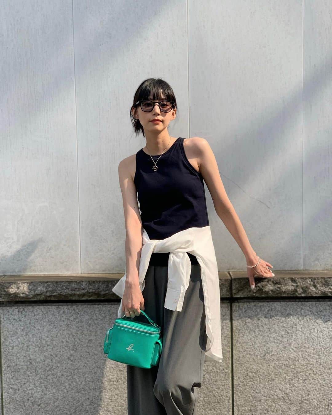 Shiho Sasakiのインスタグラム：「暑いねー！🫠 シンプルコーデにカラーBagだった日💚  #agnesb #アニエスベー #アニエスベーバッグ」