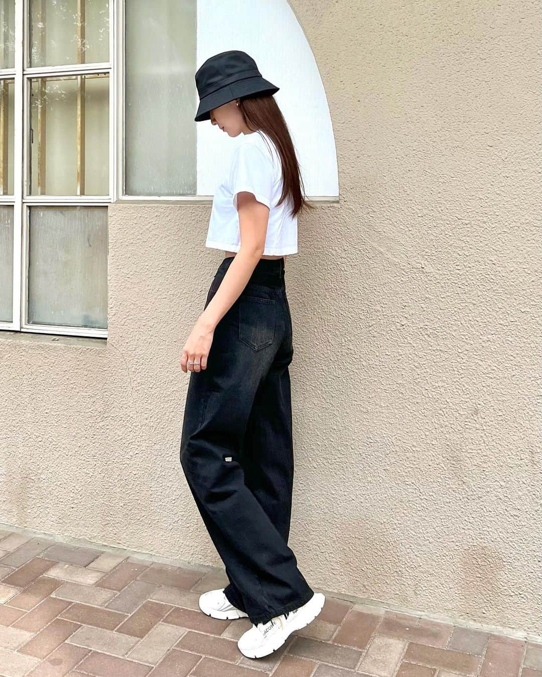 Nagiさんのインスタグラム写真 - (NagiInstagram)「Tシャツにデニム🤍🖤  tops. bottom. #dholic bag. #therow shoes. #lacoste   #code#fashion#コーデ#ファッション#シンプル#シンプルコーデ#カジュアル#デニム#スニーカー」7月2日 19時25分 - nagina001