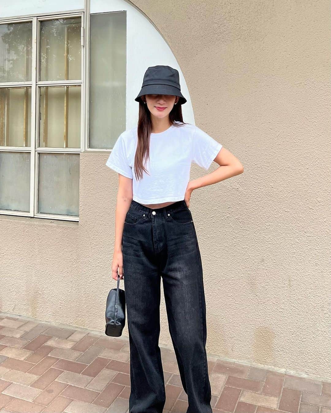 Nagiのインスタグラム：「Tシャツにデニム🤍🖤  tops. bottom. #dholic bag. #therow shoes. #lacoste   #code#fashion#コーデ#ファッション#シンプル#シンプルコーデ#カジュアル#デニム#スニーカー」