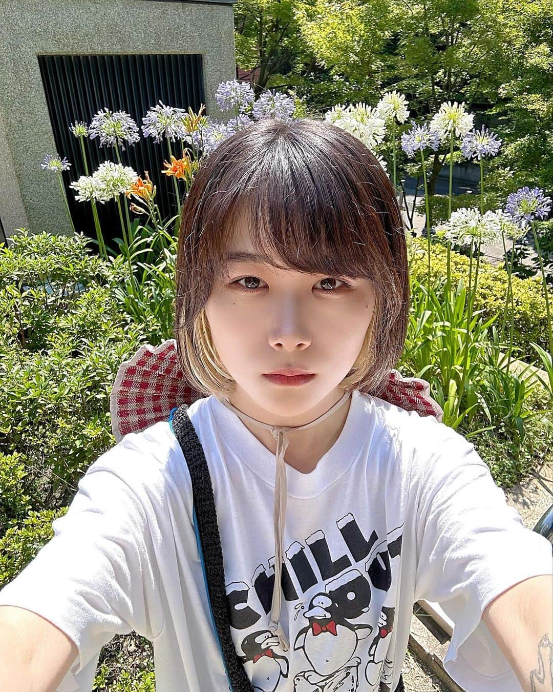 根本朱里のインスタグラム：「花かわいかったから自撮りしました」