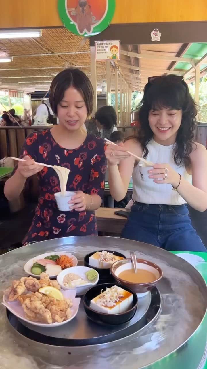長澤メイのインスタグラム：「夏を感じに流しそうめん🎐🍃 栃木県までぴゅーん🚙  ちょー楽しい😫✌️💕 おかずもあってお腹いっぱいになれるよ！ 📍花見ヶ丘岩保  予約いらないから朝早くから行くのが おすすめだよ🌞✨  📍大神神社⛩  寄り道したよ〜🐕✨  おやつはかき氷🍧💕 📍豆の木のジャック🌱  とちおとめ🍓入ってた🤭 なんとこんなおっきくて500円‼️  最高な日でした〜🎐✨✨✨  #栃木県 #栃木旅行 #流しそうめん #かき氷 #夏」