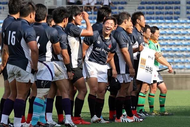 金正奎のインスタグラム：「. #懐かシリーズ  まだまだ写真が出てくる とっても懐かしい！  今日は大学オールスターがありましたね。 実は、第一回は僕が4年の時でした！  1.とにかく楽しかった  2.各大学のジャージを着て📸  3.ユタカ ユインと試合前日にラーメン🍜←信じられない....  4.副賞 牛丼1年分    僕がいただきました。部員に配って1食も食べていない 笑  5.みんなそれぞれクセがあるな〜  一つ言えるのは、 この炎天下の中での試合はめちゃくちゃキツかった。  #ラグビー #大学オールスター」