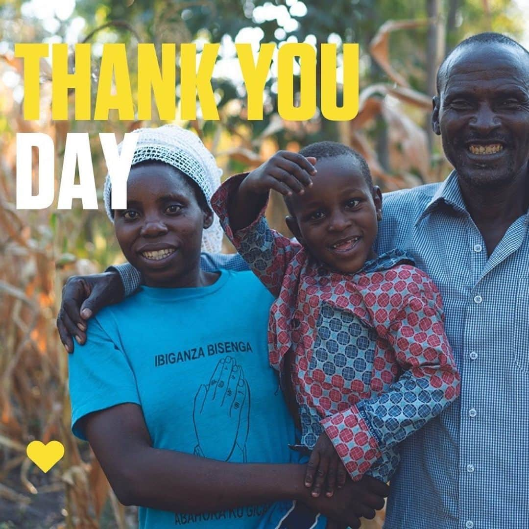 オルガ・キュリレンコのインスタグラム：「We're marking national #ThankYouDay by saying THANK YOU to all our incredible supporters 💛  Everything you do to help us ensure more children like Carrol* get the chance to grow up in safe, loving families, never orphanages.   Today, and every day, we are incredibly grateful. @hopeandhomesforchildren #hopeandhomesforchildren」