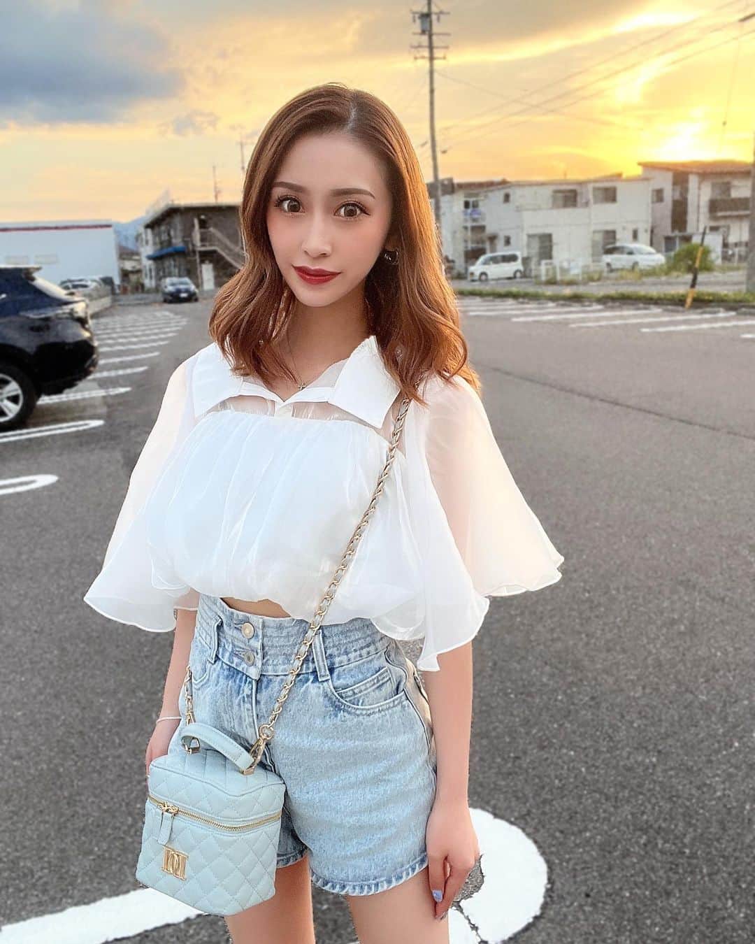 のインスタグラム：「ただいま地元𓏸𓂂𓈒 🪽 . . . . . #nagano #lifestyle #ootd #code #fashion #summer #me #selfie #instagram #instadaily #tokyo #長野 #帰省 #夏コーデ #ファッション #ブラウス #ダーリッチ #ショーパン #ショーパンコーデ #きれいめコーデ #セルフィー #カメラ女子 #自撮り #韓国ファッション #夏 #ラウンジ #低身長コーデ #サロンモデル #いいね返し #フォローバック」
