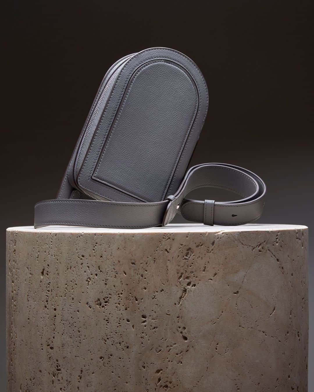 デルボーのインスタグラム：「A declaration of devotion – The Pin City ⁣ ⁣ #Delvaux⁣⁣」