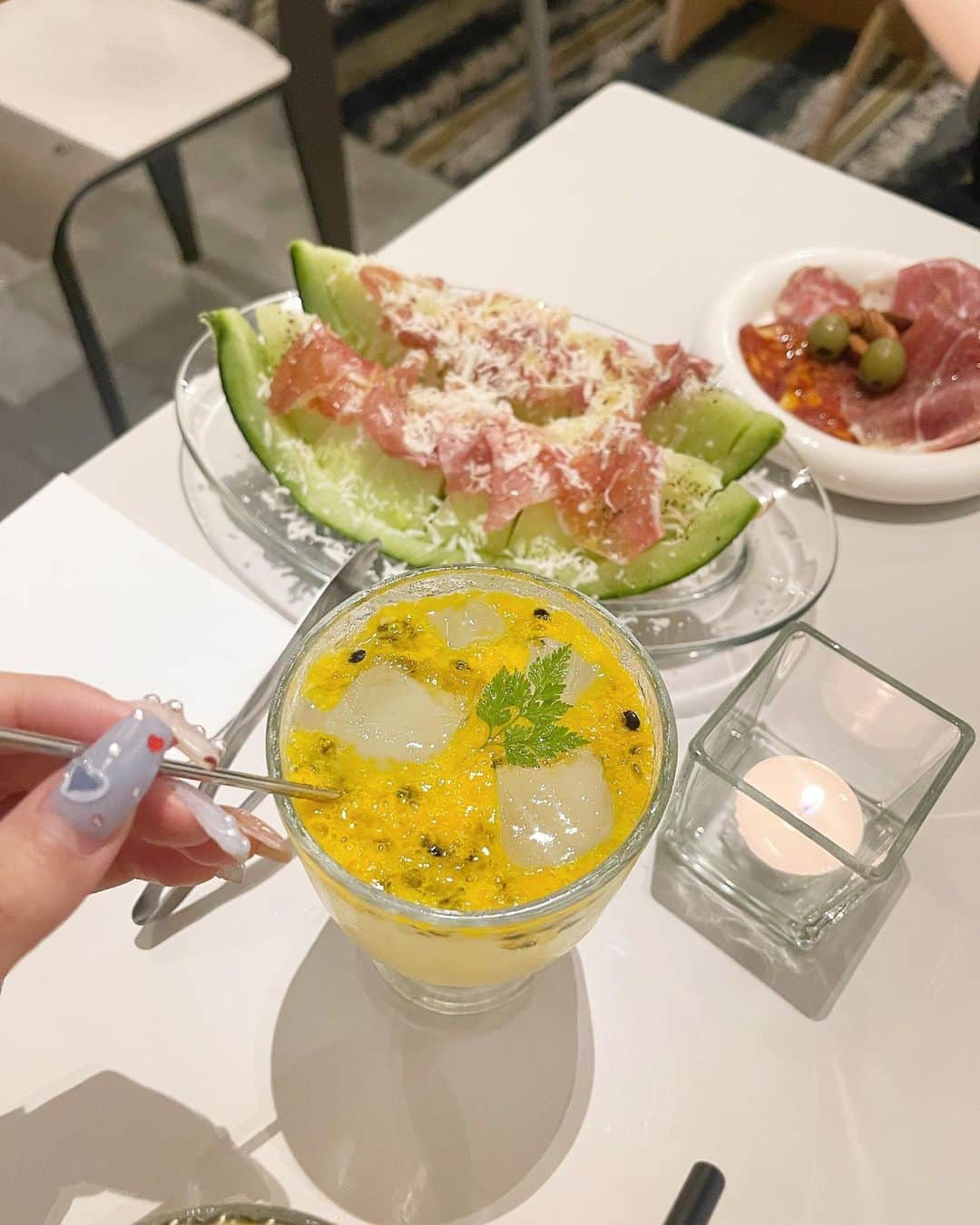 小瀬黎奈のインスタグラム：「🪄🌛 . . この間まひさんと🥂🤍  森山珈琲さんのdinner timeが GRAND TABLEでOpenし一足お先にお邪魔しました。❤︎  natural wine barがコンセプトで メインにパスタと一緒に頂いた🍝❤︎  ワインボトルご注文でお花のプレゼントもあったり、 DJを入れたチルアウトミュージックも週に1度あるみたいです！  オシャレで素敵な空間やった〜、、🕯✨ . . #森山珈琲 #堀江カフェ」
