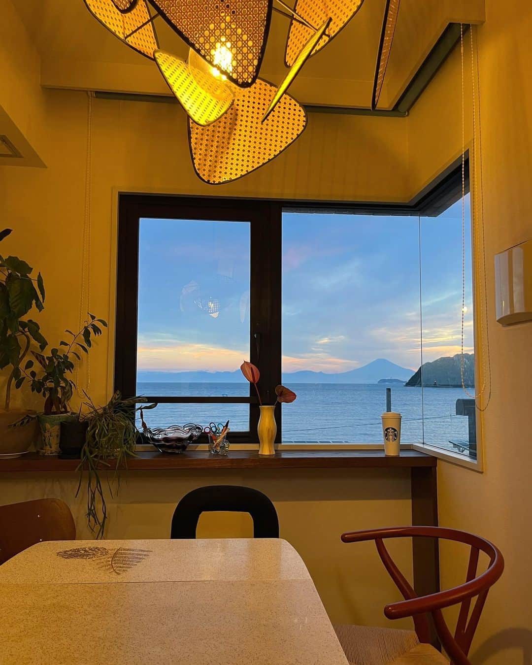 EMILY/BLUEさんのインスタグラム写真 - (EMILY/BLUEInstagram)「たまには夕方バージョンも🌅 今日は富士山が美しかったなぁ〜🥰🗻 キッチンからこの景色が見えるのも 本当に気持ちいい♡ 海の家がたくさん出ている海岸も、 活気があっていい😎 #海のある生活 #海のある暮らし #お家時間 #インテリア #男の子ママ #女の子ママ #ミッドセンチュリー #カラフルインテリア #ヴィンテージ家具 #ヴィンテージマンション #海の見える家 #interiordesign #interiorinspiration #interior #chair #chairdesign #diningroom #diningtable」7月2日 19時35分 - emilybluejewelry0220