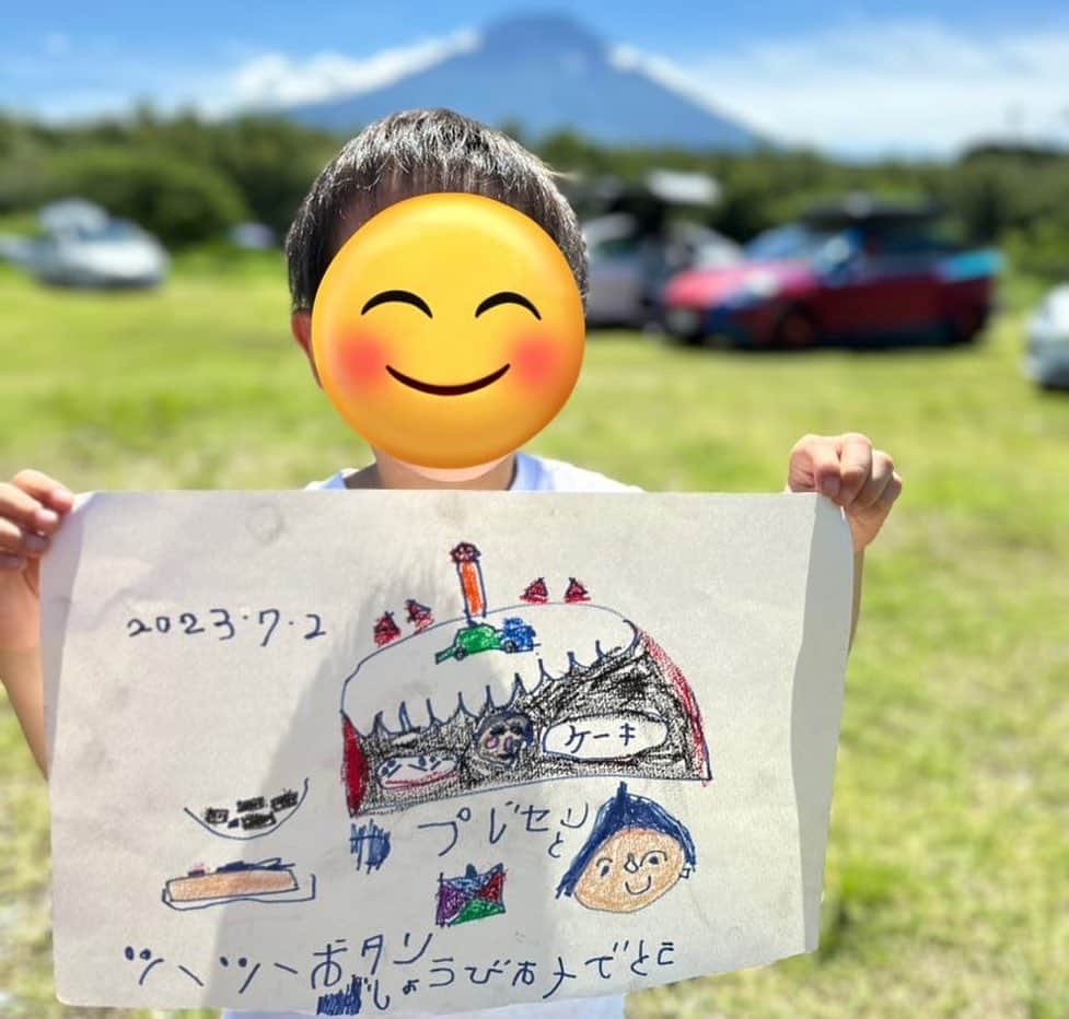 有村昆さんのインスタグラム写真 - (有村昆Instagram)「本日47歳の誕生日でした🎂  息子と一緒に 富士山のふもとっぱらキャンプ場へ🏕️  息子がパパにプレゼントで、ケーキのイラストを描いてくれて😭泣きそうです。。  テスラオーナーのキャンパーのみんなにお祝いをして頂き、本当に感激😭  またポリッシュガレージのハルさん、 Teslaオリジナルのバックパックありがとうございます🎁  今年も精進して参ります🙇 富士山パワーチャージな一日‼️ キャンプっていいですね⛺️ 最高の1日でした。感謝。」7月2日 19時35分 - kon_arimura