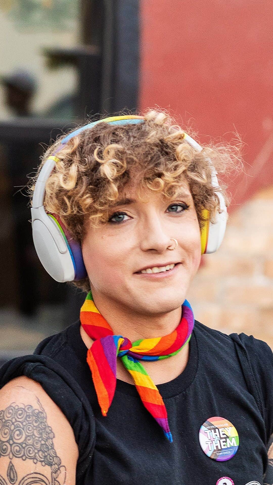 Skullcandy Japanのインスタグラム：「@evosaltlake で開催された初の All Love™ Skate with Pride Queer Skate Fest 🌈 ユタ州のクィア＆トランス・オブ・カラーのためのコミュニティを作っている非営利団体 @burningsissyvalley のために、1,000ドル以上の募金を集めることができました。  @photocollectivestudios 🎥 @hienmaeda 📷 @brewerphoto」