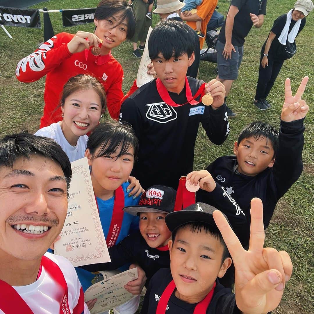 のインスタグラム：「“ 全日本選手権 2023 “ 少数精鋭チーム岡山！❤️‍🔥 みんなで金銀銅メダルぜんぶ獲得！🎖️ 本当におめでとう〜！！　みんな良い笑顔〜！！！😝 ダイスキ〜！！  今年は、広報担当として活動させていただき レースには出れなかったけど、来年は私も！笑 : #岡山 #bmx #岡山万歳 #岡山県BMX協会万歳」