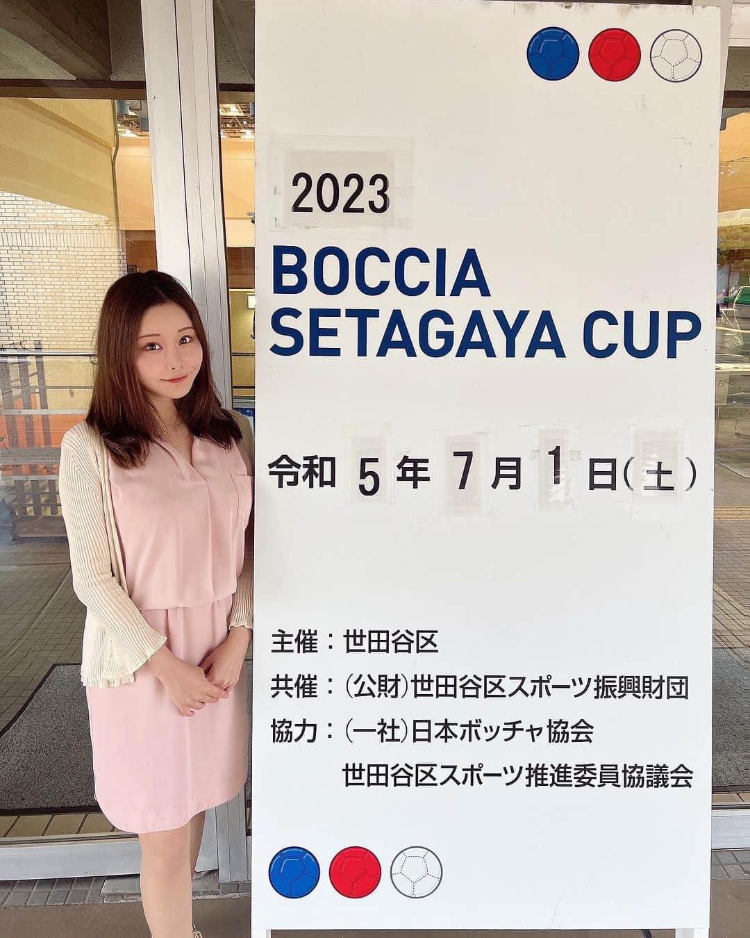 利咲のインスタグラム：「世田谷区総合運動場体育館にて開催された2023ボッチャ世田谷カップへ行きました！  「ボッチャ」をみなさんご存知でしょうか？ ボッチャという競技は、年齢、性別、障がいのあるなしにかかわらず、すべての人が一緒に競い合えるスポーツで、パラリンピック正規種目の1つでもあります。  障害の有無や世代を超えた交流を行うことを目的に、 2019年から行われ今年の2023年で5回目の開催となった「ボッチャ世田谷カップ」は、2020年の東京パラリンピックを契機とした障害者スポーツ推進の取り組みとしてスタートしたそうです。  ルールはジャックボール（目標球）と呼ばれる白いボールに、赤・青のそれぞれ６球ずつのボールを投げたり、転がしたり、他のボールに当てたりして、いかに近づけるかを競います。  また、障がいによりボールを投げることができなくても、ランプ（勾配具）を使い、自分の意思をランプオペレーターに伝えることができれば参加できます。  東京パラリンピックでもボッチャ個人決勝にて脳性まひのある杉村英孝選手が日本選手初の金メダル獲得をしてます！  この競技はシンプルに見えますが奥が深そうです。 そう簡単にボールを思うように投げれないとお聞きしました。 ボッチャの存在は知ってましたが私自身まだやったことがなかったので今度ぜひチャレンジしてみたいと思います。 ボッチャがもっと年代、性別、障がい問わず様々な方々が楽しんで挑戦出来るスポーツとして広がりを見せて欲しいと思いました✨  参加した皆様、お疲れ様でした！  #若林りさ #日本維新の会 #世田谷区  #世田谷区議会 #世田谷区議会議員 #世田谷区役所 #新人議員 #ボッチャ #ボッチャ大会  #ボッチャ世田谷カップ  #BOCCIA #bocciasetagayacup  #世田谷区スポーツ振興財団  #日本ボッチャ協会  #世田谷区スポーツ推進委員協議会 #世田谷区総合運動場体育館  #世田谷区総合運動場  #パラリンピック #障がい者支援  #障がい者スポーツ」