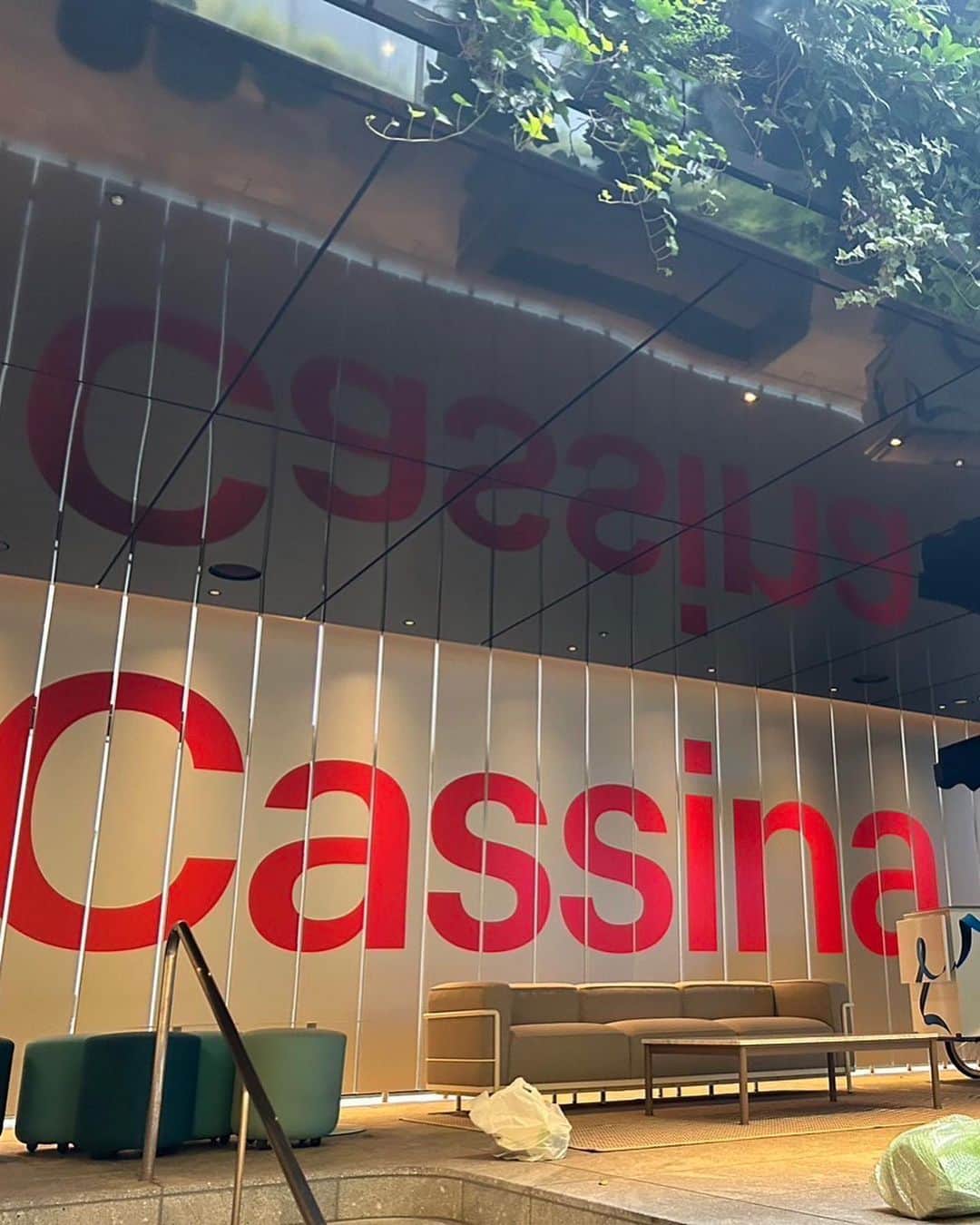 小川薫さんのインスタグラム写真 - (小川薫Instagram)「【“Cassina Terrace in W Osaka BBQ Beer Garden + Night POOL” レセプションパーティー　後編】  W大阪がオープンしてから初めてのビアガーデンが7月3日から開催されるのを前にレセプションパーティーが行われ、伺って頂きました🥂  メイン会場のWホテルのプールサイドの「WET DECK(ウェットデッキ)」にはCassinaのおしゃれなアウトドア家具が並べられていて、その家具で寛げるという素敵なコラボ企画。 オープンエアでバーベキュー料理やドリンクなどWホテルの本格的なおもてなしが楽しめます。日本にここにしかないモエシャンの自動販売機もあったりさすがな空間✨ . #小川薫　#salondeclover #サロンドクローバー #wosakaビアガーデン　#cassina #cassinaixc #wosaka #wホテル　#おしゃれなビアガーデン　#カッシーナ」7月2日 19時39分 - salondeclover